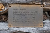 Muzeum Suomunruoktu. Postaveno 1935 jako sauna zlatokopů. Za války stáj německých vojáků. V roce 1947 Suomen Latu zrenovoval budovu na první autiotupu v oblasti.