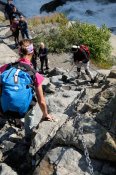 Blíží se poledne a lidí čekajících na řetězech přibývá