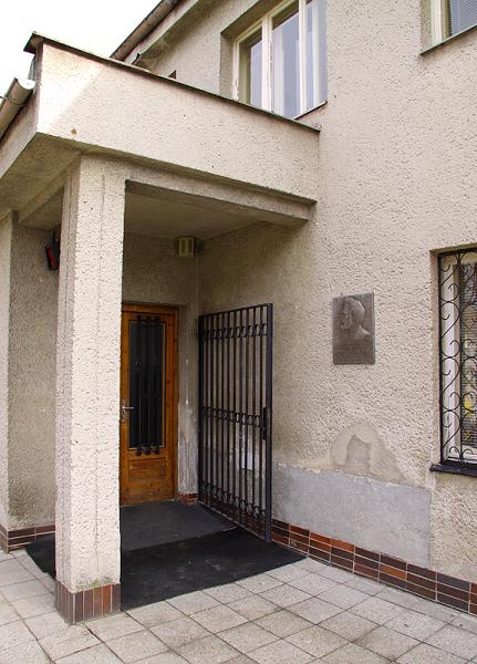 J. Kapucián, pamětní deska, acrystal